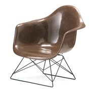 60～70年代のモダンデザインのパイオニアとして活躍したチャールズ＆レイ イームズ。こちらはイームズ不朽の名作シェルチェアです。ちなみにシェルとは英語で貝殻という意味を持ち、貝殻のような曲面で構成されたチェアになります。誕生したのは1948年、MoMAが開催した家具の国際コンペでした。イームズ夫妻が初めて発表した成型プラスチック製の椅子は、アメリカのデザイナーが消費者のニーズに応えた最初の作品として大きな支持を獲得しました。こちらは当時のオリジナルを忠実に再現したFRPシェル一体構造となっており、とても軽く耐久性にも優れています。<br><br>Designer　チャールズ＆レイ･イームズ<br>Color　全8色展開<br>Size　W62.5xD57xH63/SH27cm<br>Material　FRPグラスファイバー、スチール