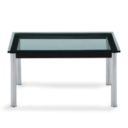 20世紀最も偉大な近代建築の巨匠 ル・コルビジュエの作品“LC10テーブル”です。この作品は機械的な無機質のデザインでガラスとフレームが極限的に美しいフォルムにデザインされております。このLC10テーブルはコルビュジェの数あるデザインの中でも、大変評価が高い作品です。<br><br>Designer　ル・コルビジェ<br>Color　マットブラック・クロームシルバー <br>Size　W70xD70xH37cm<br>Material　ガラス15mm、スチール 